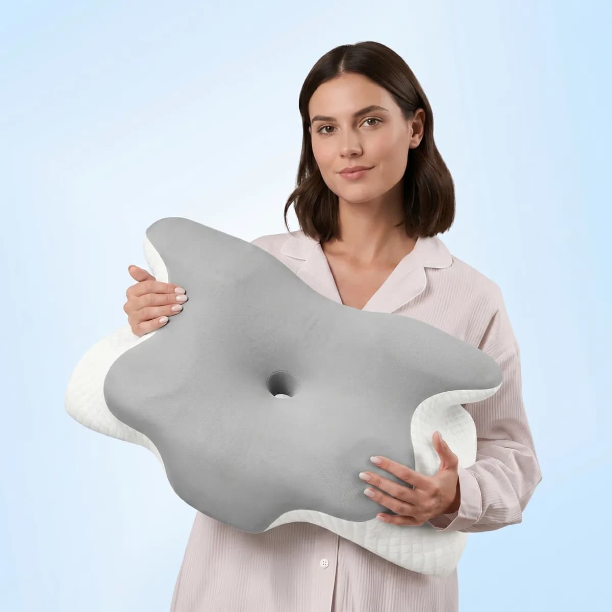 Kvinna sover fridfullt på The Sleeprs ergonomiska fjärilskudde